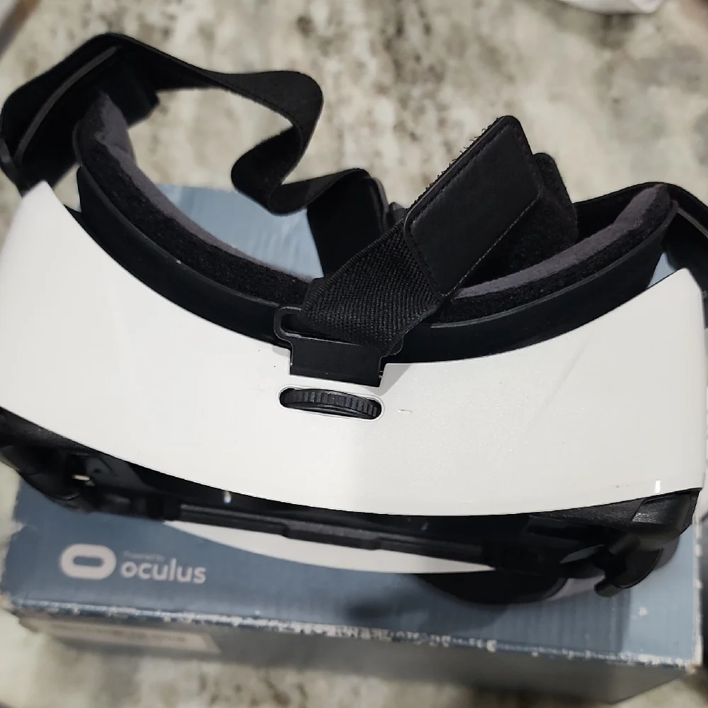 Samsung Gear VR Headset - Black and White